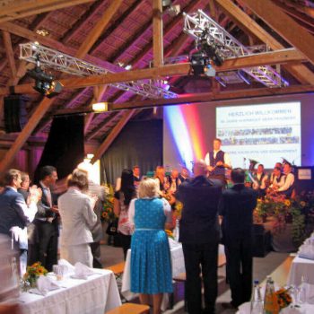 Firmenjubiläum in einer Scheune
